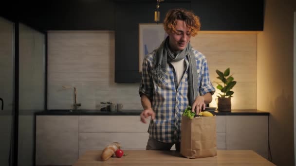 Young Man Traz Mantimentos Para Cozinha Atraente Cara Desembalar Saco — Vídeo de Stock
