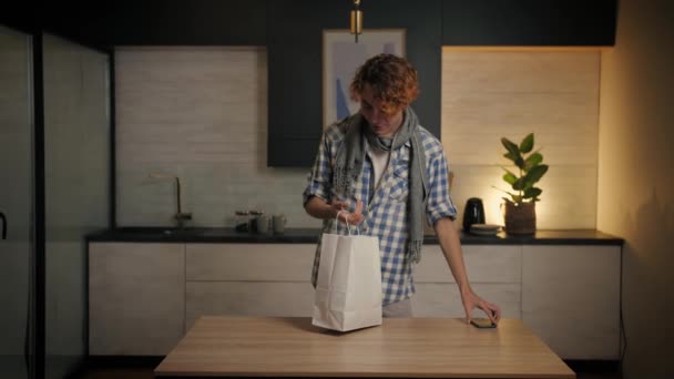 Junger Mann Der Hause Kleidung Papiertüten Auspackt Kerl Öffnet Paketkasten — Stockvideo