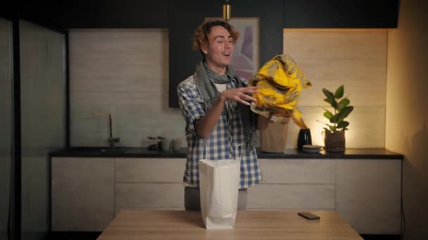 Genç Adam Evdeki Kese Kağıdında Giysilerini Açıyor Mutfakta Duran Paket — Stok video
