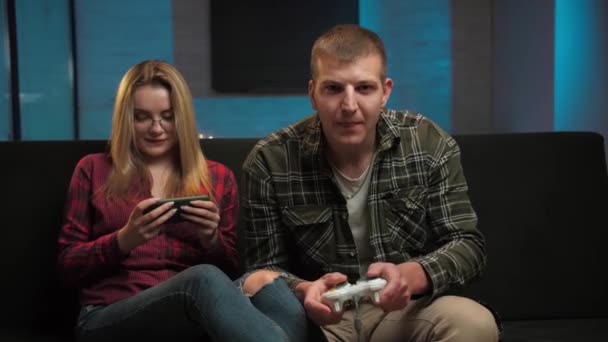 Mann Spielt Videospiele Der Concole Während Sein Mädchen Spiel Auf — Stockvideo