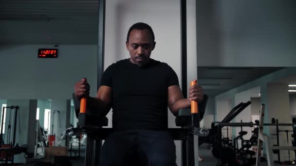 Schwarzer Mann Beim Bauchmuskeltraining Gym Fit Guy Training Bauchmuskelheben Beine — Stockvideo