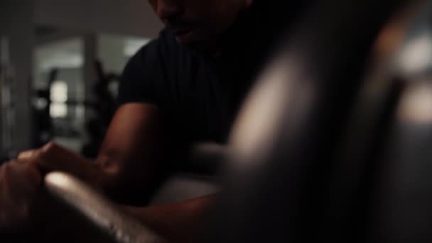 Spor Salonunda Halter Eğitimi Alan Siyah Bir Adam Vücut Geliştirici — Stok video