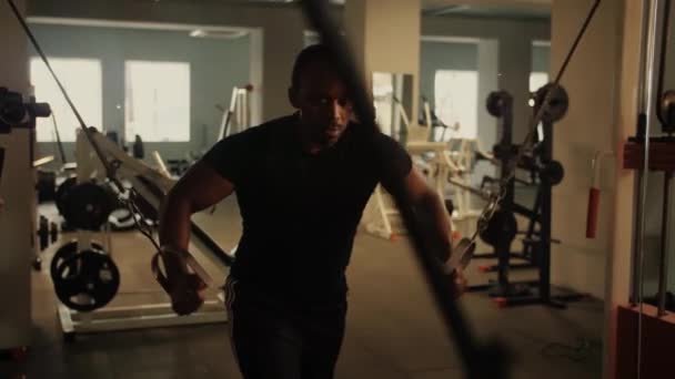 Zwarte Bodybuilder Kabel Crossovers Fitness Mannen Oppompen Spieren Zwarte Man — Stockvideo
