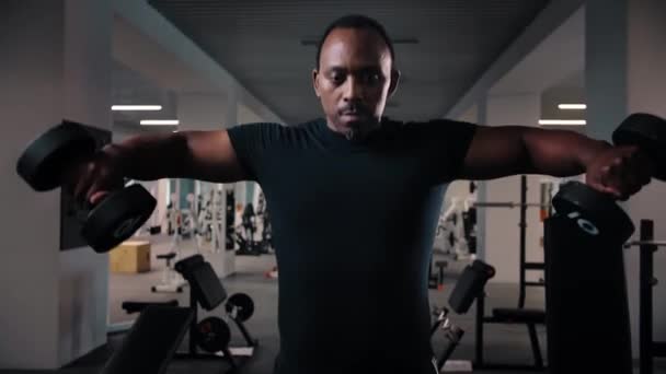 Black Man Training Mit Kurzhanteltrainingsschultern Gymnastik Bodybuilder Training Delts Muskulös — Stockvideo