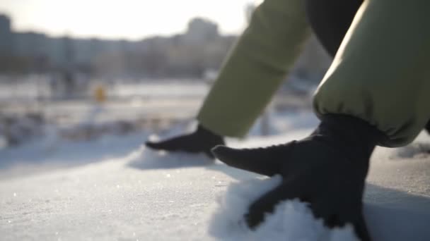 雪を手でつかみ 上に投げる女性 スローモーション冬の手袋のクローズアップ女の子は雪の自然冬のコンセプトを取ります 高品質4K映像 — ストック動画