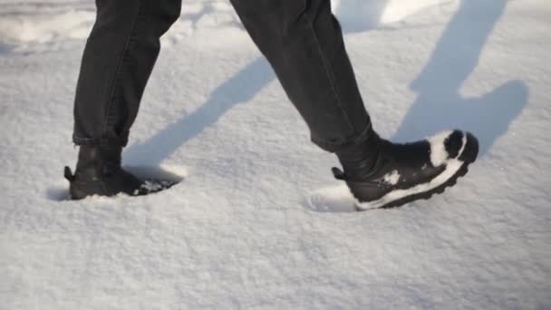 Frau Fuß Auf Dem Schnee Trägt Winterstiefel Beine Mädchen Tun — Stockvideo