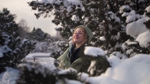 Junge Frau Wirft Schnee Und Genießt Lächelndes Gesicht Naturwald Lockige — Stockvideo