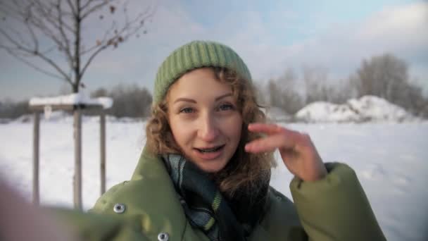 Jonge Krullenvrouw Maken Videogesprek Met Behulp Van Telefoon Zoek Naar — Stockvideo