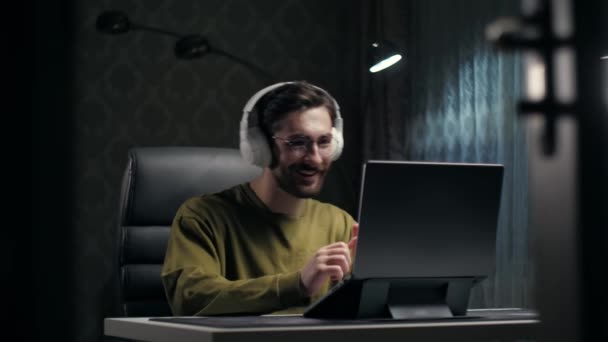 Young Man Enjoying Listen Music Sitting Desk Using Laptop Dome — Vídeo de stock