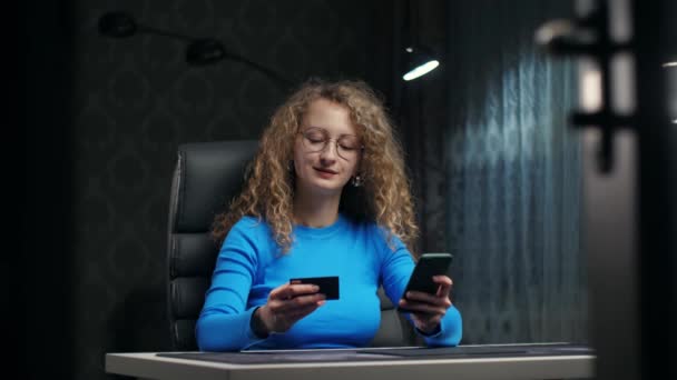 Krullende Jonge Vrouw Met Behulp Van Credit Card Thuis Aantrekkelijk — Stockvideo