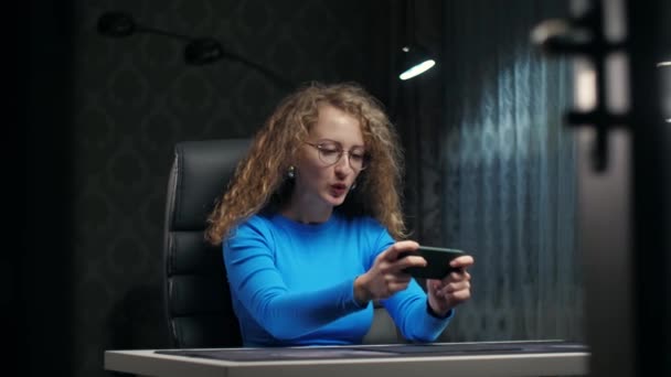 Curly Woman 스마트폰에 스마트폰으로 비디오 게임을 플레이한다 Portrait Young Girl — 비디오