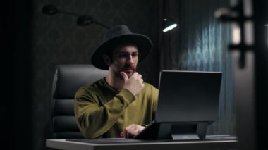 Oturma odasında oturan genç adamın bir fikri var. Dizüstü bilgisayar kullanan ilham verici adam uzaktan planlama işi yapıyor. Sakallı adam, gözlüklü bir şapka takıyor ve evin içinde sorunların çözümünü buluyor. Yüksek