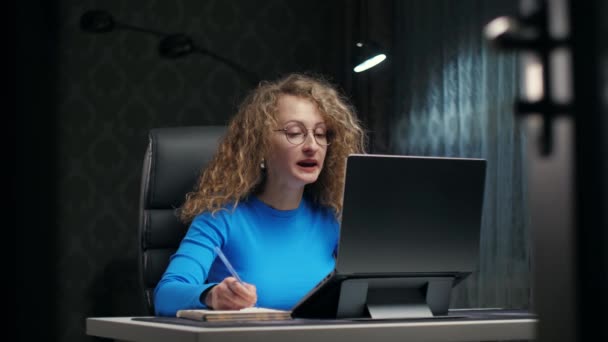 Curly Vrouw Leren Online Met Behulp Van Laptop Notitieblok Zittend — Stockvideo