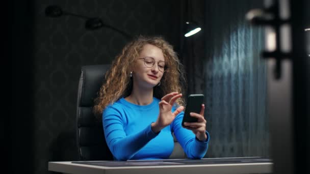 Curly Woman Holding Smartphone Browsing Internet Sitting Home Attractive Girl — Vídeo de Stock