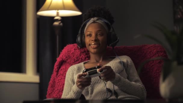 Afrykańska Kobieta Grać Grę Pomocą Joystick Siedzi Ciemnym Salonie Młoda — Wideo stockowe