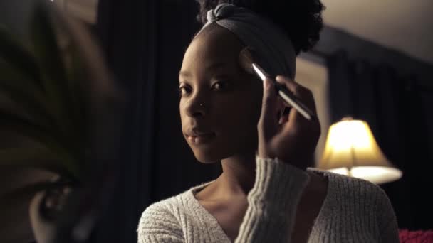 Siyah Kadın Karanlık Odada Makyaj Yapıyor Afrikalı Afro Kız Aynaya — Stok video