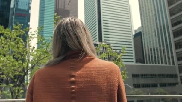 Mladá Blondýnka Fotografování Moderní Městské Budovy Blondýnka Dáma Pomocí Fotoaparátu — Stock video