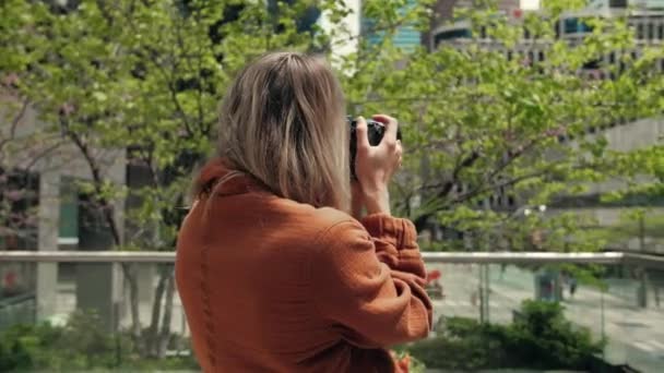 Mladá Blondýnka Fotografování Moderní Městské Budovy Blondýnka Dáma Pomocí Fotoaparátu — Stock video