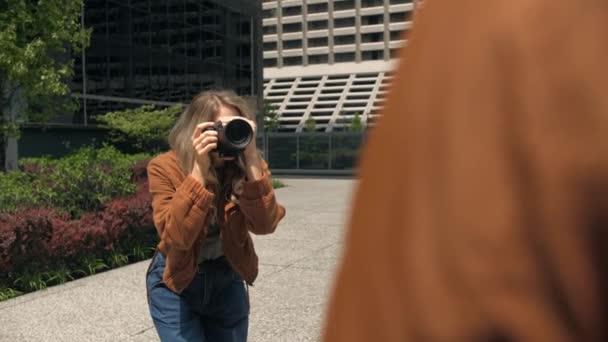 Joven Mujer Rubia Tomando Fotografía Modelo Fondo Ciudad Fotógrafa Dama — Vídeo de stock