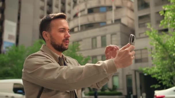 Jonge Man Met Baard Maken Videogesprek Met Behulp Van Smartphone — Stockvideo