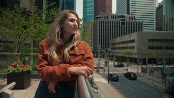 Blondýny Žena Usmívá Kameru Městském Pozadí Mladá Dáma Fixuje Vlasy — Stock video