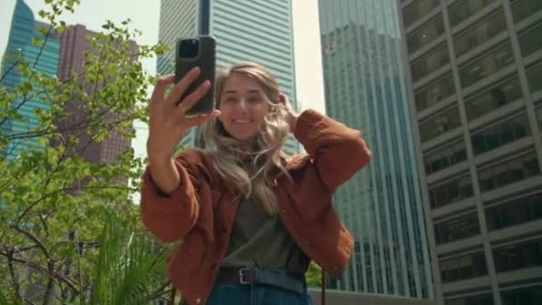 Jovem Loira Faz Videochamada Usando Telefone Fundo Cidade Lady Segurando — Vídeo de Stock