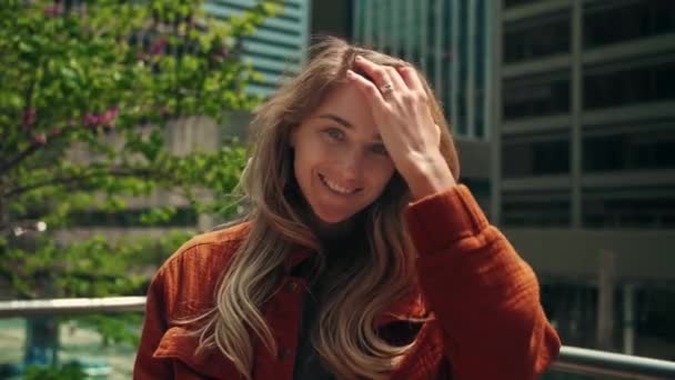 Wanita Pirang Tersenyum Kamera Background Young Wanita Perbaikan Rambut Berdiri — Stok Video