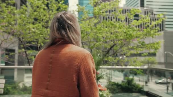 Mujer Rubia Joven Tomando Fotografía Edificios Modernos Ciudad Señora Rubia — Vídeo de stock