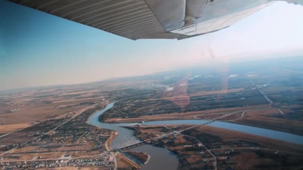从小飞机上俯瞰 从飞机上俯瞰天空 高质量的4K镜头 — 图库视频影像