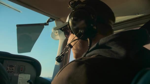 Vliegtuig Piloot Vlucht Close Daglicht Jonge Baard Man Met Koptelefoon — Stockvideo