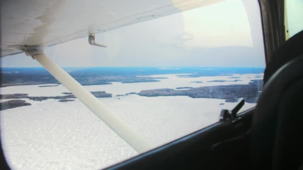 从小飞机上看飞机 从飞机上俯瞰天空 雪景背景 高质量的4K镜头 — 图库视频影像