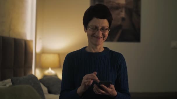 Dorosła Seniorka Korzystająca Telefonu Siedzącego Kanadzie Pani Okularami Patrząca Smartfona — Wideo stockowe