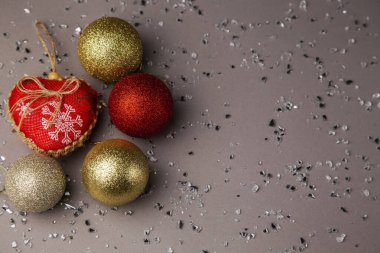 Fotokopi alanı olan gri arkaplan davet kartı çerçevesinde renkli Noel süslemeleri 