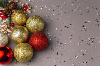 Fotokopi alanı olan gri arkaplan davet kartı çerçevesinde renkli Noel süslemeleri 