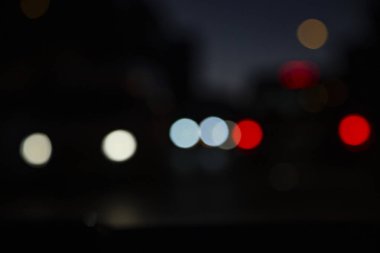 Bokeh, gece şehirdeki trafik sıkışıklığının soyut arkaplanı, seçici odaklı arabaların farları