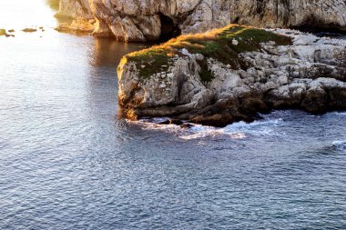 Akdeniz kıyısındaki kayalık kıyı akşamları.