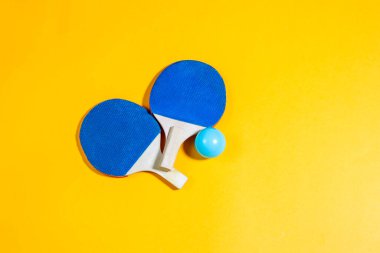 ping pong topları ve raketler renk arkaplanı, düz yatıyordu