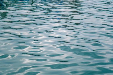 Gün batımında su yüzeyinde dalgalanmalar, tasarım için soyut arkaplan ve doku.