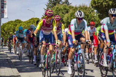 İzmir, TURKEY- 27 Nisan 2024: 59. Türkiye Cumhurbaşkanlığı Bisiklet Turu ve Uluslararası İstanbul maratonu