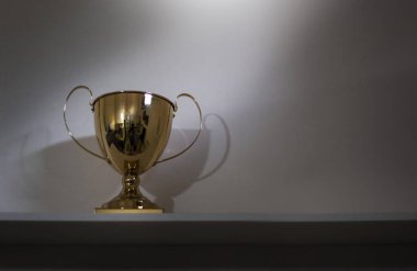 boş altın kupa arka planda