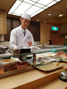 Genç aşçılar tezgaha bakarak aşçılık yapıyor.