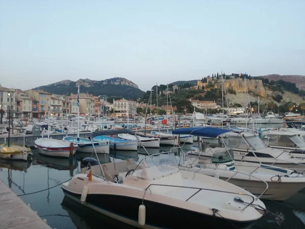 Akdeniz 'deki limanda tekneler