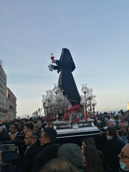 Resimli manzarada develer var.