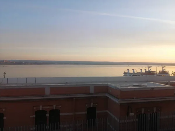 Resimli manzarada develer var.