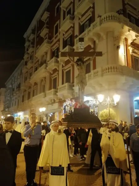 Resimli manzarada develer var.