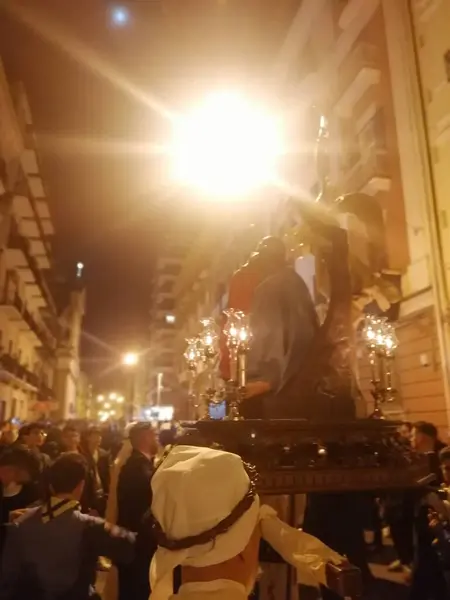 Resimli manzarada develer var.