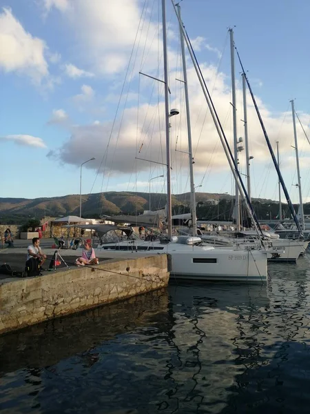 Limandaki tekne manzarası