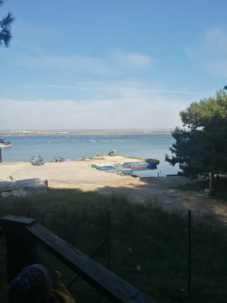 Sabahleyin deniz manzarası.