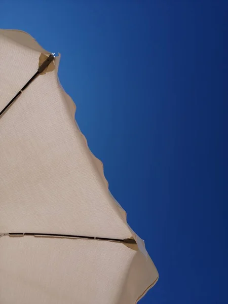 Sahilde şemsiyeli mavi gökyüzü