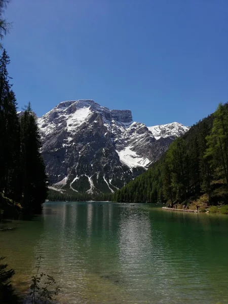 Göl manzaralı görkemli dolomit manzarası, doğa kavramı.